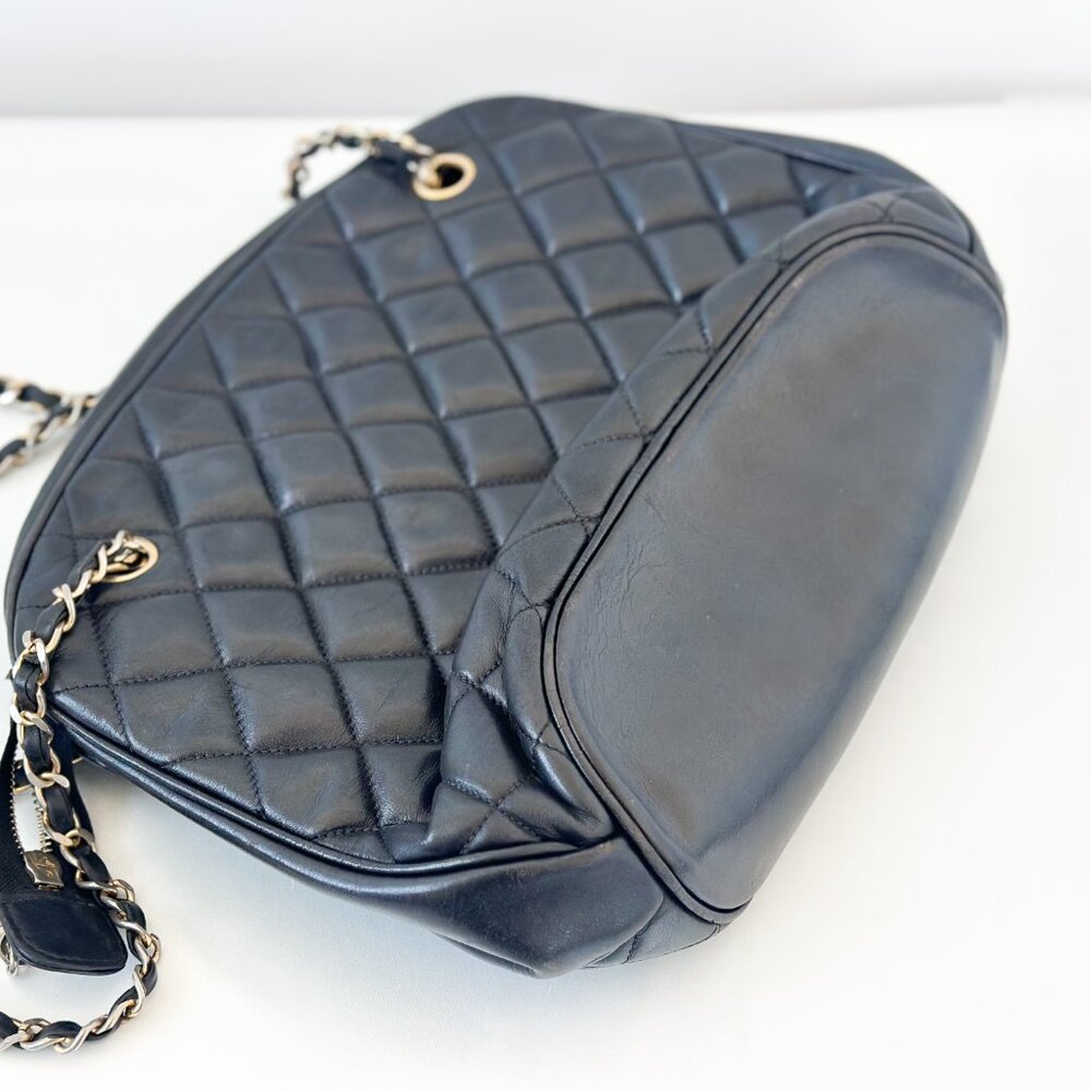 90’s CHANEL Black Quilted Lambskin Shoulder Bag with Gold Chain - Picture 6 of 16
